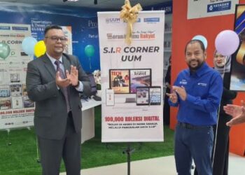HAIM Hilman Abdullah (dua dari kiri) hadir menyaksikan penyerahan replika cek dalam Program Bantuan Awal Pengajian Yayasan Bank Rakyat.