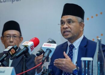 Penerima Anugerah Diraja bagi Kewangan Islam, Tan Sri Dr. Mohd Daud Bakar (kanan) bercakap pada sidang akhbar selepas Anugerah Diraja bagi Kewangan Islam di Hotel Shangri-La di sini, hari ini. - FARIZ RUSADIO/UTUSAN