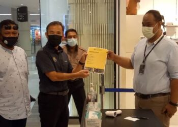 AR YEW Tung Seang (dua dari kiri) menunjukkan poster maklumat mengenai status bilangan pekerja yang telah menerima vaksin Covid-19 kepada pekerja di Gurney Paragon, Jalan Gurney, Pulau Pinang, hari ini.