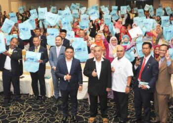 WAN Munadi Wan Mamat (enam dari kanan) dan Mohd. Arifin Ab. Rahman (tiga dari kanan) bersama barisan pengetua sekolah sempena Persidangan Kebangsaan Pengurusan Pengetua Sekolah Malaysia ke-60 di Hotel Bayview, Langkawi. - FOTO/NUR AMALINA AZMAN