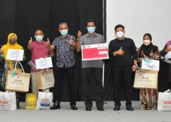 PENGARAH Pendidikan Pulau Pinang, Abdul Rashid Abdul Samad (empat dari kanan) dan Wan Munadi Wan Mamat (tiga dari kanan) bersama penerima Sumbangan Khas Bencana Banjir di Bentong, Pahang.