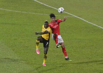 PENYERANG Perak FC, Nana Poku (kiri) bersaing merebut bola tinggi dengan pemain Kuala Lumpur City FC, Irfan Zakaria dalam perlawanan Liga Super di Stadium Perak, Ipoh hari ini. -  UTUSAN/ZULFACHRI ZULKIFLI