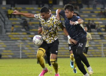 PEMAIN Perak FC  Muhammad Aqil Hilman Danial Roslan (kiri) diasak  pemain UiTM FC, Muhammad Nashran Elias dalam perlawanan Liga Perdana di Stadium Perak, Ipoh hari ini. - UTUSAN/ZULFACHRI ZULKIFLI