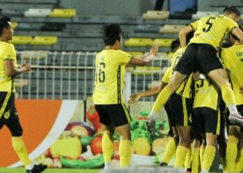 PEMAIN Perak FC meraikan jaringan Alif Zikri Zaini Anuar di awal permainan ketika menentang Negeri Sembilan FC dalam aksi Liga Super kelmarin. - UTUSAN/MUHAMAD NAZREEN SYAH MUSTHAFA
