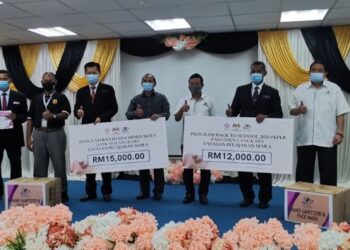 MOHD. Nizar Sudin (empat dari kanan) bergambar bersama pegawai Pejabat Pendidikan Daerah (PPD) selepas menyerahkan replika cek bantuan cermin mata dan kembali ke sekolah kepada PPD Langkawi, Langkawi hari ini. - FOTO/NUR AMALINA AZMAN