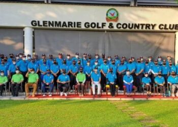 PESERTA kejohanan golf amal anjuran Yayasan Sultanah Bahiyah (YSB) bergambar sebelum kejohanan berlangsung di Glenmarie Golf & Country Club di Shah Alam.