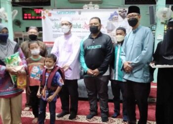 TUAN KAMARUL Arief Tuan Soh (empat dari kanan) bergambar selepas menyampaikan sumbangan kepada ibu bapa dan pelajar di Masjid Al-Husna, di Kota Bharu, Kelantan, hari ini. - FOTO/ROHANA MOHD.NAWI
