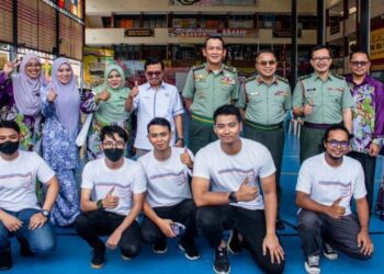 MOHD. Nizar Sudin (lima dari kiri) bersama anggota ATM dan guru-guru di Sekolah Menengah Kebangsaan Desa Tun Hussein Onn (SMK DTHO), Kuala Lumpur, semalam.