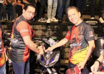 RAZALIF Zain (dua dari kiri) mendekati golongan muda khsususnya mat rempit dalam usaha menyuntik semangat patriotik.