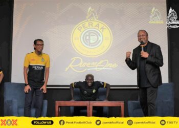 SUNDAY Afolabi (tengah) pada majlis menandatangani kontrak baharu sambil disaksikan Bobie Farid Shamsuddin (kanan) dan Ketua Jurulatih Perak FC, Yusri Che Lah. - IHSAN PERAK FC