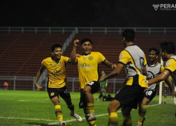 AIZAT Safuan Razali meledak gol penyamaan Perak ketika mengikat Kuching City 2-2 dalam aksi Piala Malaysia di Stadium Majlis Bandaraya Pasir Gudang.- IHSAN PERAK FC
