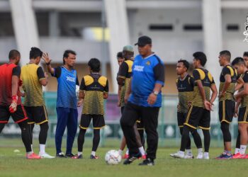 YUSRI Che Lah memberi arahan kepada pasukannya dalam sesi latihan semalam menjelang pertemuan menentang Kelantan United di Kuala Terengganu malam ini. - IHSAN PERAK FOOTBALL CLUB