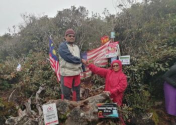 Pasangan Zaiton Ridzuan dan Azahari Ahmad Lias saling berkongsi minat mendaki gunung dan bukit.