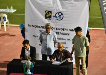 Pengurus Operasi Aligue Sports Industry, Shilachi Rizal menandatangani MoU bersama Pengarah Uniti Waqi Sdn. Bhd., Dr. Syed Omar Syed Agil untuk bekerjasama dalam penganjuran liga bola sepak amatur di Malaysia.