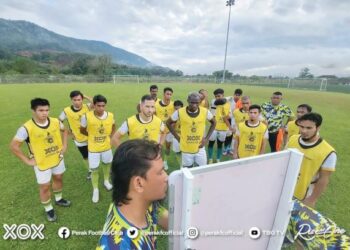 YUSRI Che Lah (depan, kiri) meneruskan tugasnya sebagai pengendali Perak FC.