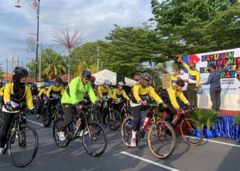 ZAMBRY Abd. Kadir (dua kanan) bersama Ketua Polis Perak, Datuk Mior Faridalatrash Wahid (dua dari kiri) pada program HPP dan kayuhan komuniti Ketua Polis Perak di Pulau Pangkor hari ini. - UTUSAN/ SHAMSUL KAMAL AMARUDIN
