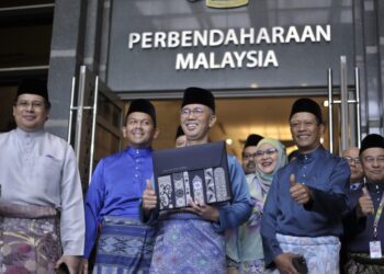 TENGKU Zafrul Tengku Abdul Aziz menunjukkan beg sampul hitam dengan tenunan perak yang mengandungi teks ucapan Bajet 2023 di Kementerian Kewangan, Putrajaya. - UTUSAN/FAIZ ALIF AHMAD ZUBIR