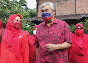 AHMAD ZAHID Hamidi (tengah) diiringi Ketua Wanita UMNO, Datuk Dr. Noraini Ahmad (kiri) meninggalkan majlis perjumpaan dengan jentera parti menjelang hari penamaan calon PRN Melaka di Villa D’Acqua, Kampung Pulau, Masjid Tanah, Melaka. - UTUSAN/RASUL AZLI SAMAD