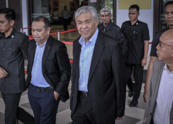 AHMAD Zahid Hamidi hadir di Mahkamah Tinggi Kuala Lumpur bagi perkembangan kes rasuah, pecah amanah dan pengubahan wang haram dana Yayasan Akalbudi.  - UTUSAN/FAIZ ALIF AHMAD ZUBIR
