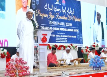 AHMAD Zahid Hamidi berucap pada Program Ihya Ramadan al-Mubarak Tadarus al-Quran Perdana Bagan Datuk di Kompleks UMNO Bagan Datuk hari ini. - UTUSAN/MUHAMAD NAZREEN SYAH MUSTHAFA