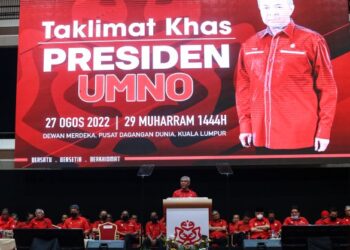 AHMAD Zahid Hamidi berucap pada Taklimat Khas Presiden UMNO di Dewan Merdeka, WTCKL , baru-baru ini. - UTUSAN/AFIQ RAZALI