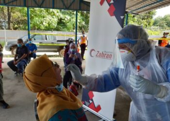 KAKITANGAN Megaklinik Zahran melakukan ujian saringan terhadap seorang individu di cawangan Johor Bahru, Johor, baru-baru ini.