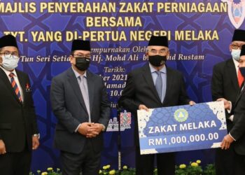 MOHD. ALI Mohd. Rustam (tiga dari kiri) menerima simbolik bayaran zakat perniagaan pada Majlis Penyerahan Zakat Perniagaan di Dewan Seri Utama, Seri Negeri, Ayer Keroh, Melaka.