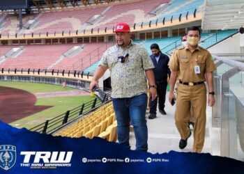 NORIZAM Tukiman ketika melawati stadium milik PSPS Riau, Stadium Kaharudin Nasution di Pekanbaru, Riau, Indonesia, Mei lalu.