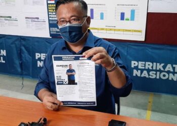ZAMZURI Ariffin menunjukkan profil dirinya sebagai calon DUN Rembia di Bilik Gerakan PN, Alor Gajah, Melaka. - FOTO/AMRAN MULUP