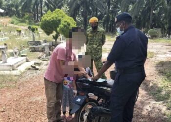 SEORANG lelaki dikenakan kompaun sebanyak RM2,000 kerana didapati melanggar SOP selepas menziarahi kubur di Felda Palong 12 dan 13 dekat Jempol sempena sambutan Hari Raya Aidiladha pagi semalam. - IHSAN POLIS