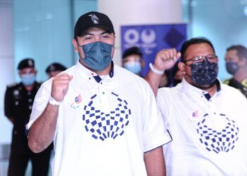 ZIYAD Zolkefli bersama jurulatih, Faizol Harun tiba di KLIA, Sepang hari ini.  - UTUSAN/FAIZ ALIF AHMAD ZUBIR