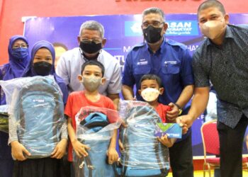 SEBAHAGIAN murid sekolah rendah dan menengah dari Gombak dan Damansara yang menerima bantuan persekolahan daripada Pengerusi Yayasan Bank Rakyat, Megat Zulkarnain Omardin baru-baru ini.