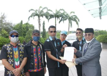 JERRY Jaimeh (tiga kiri) mewakili penduduk Kampung Sinompuru, Sungai Simpang, Sandakan, Sabah menyerahkan memorandum kepada Nordin Lossin (kanan) dan Hishamuddin Hashim (dua kanan) di Wisma Innoprise di Kota Kinabalu.
