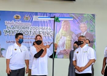 NOLEE Ashilin Mohamed Radzi  (dua dari kiri) memotong riben pada perasmian 'MyZooTaiping' di Taiping, Perak, hari ini.  - UTUSAN/MOHAMAD HAFIZI MOHD SAID