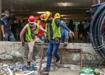 Jabatan Imigresen Malaysia  menjalankan OP Mahir dengan kerjasama PDRM, JPN dan JPAM di tapak pembinaan sekitar Wangsa Maju, Setapak, Kuala Lumpur. - UTUSAN/AFIQ RAZALI