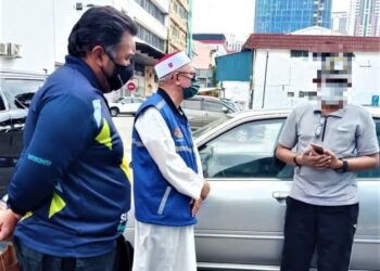 ZULKIFLI Mohamad al-Bakri menyantuni seorang individu yang memohon menerusi talian TeleBantuan Yadim di Kuala Lumpur hari ini. – IHSAN YADIM