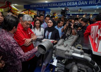 Ahmad Zahid Hamidi melawat pameran Kementerian Kemajuan Desa dan Wilayah di WTC, Kuala Lumpur, semalam. 
– UTUSAN/AMIR KHALID