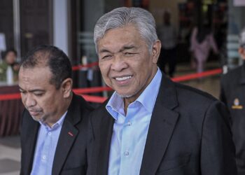 AHMAD Zahid tiba di  Kompleks Mahkamah Kuala Lumpur bagi mengikuti perbicaraan kes rasuah, semalam. - UTUSAN/FAIZ ALIF ZUBIR