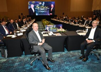 AHMAD Zahid Hamidi (kanan) bersama Hajiji Noor dalam mesyuarat Penyelarasan KKDW bersama kerajaan negeri di Kota Kinabalu, semalam.