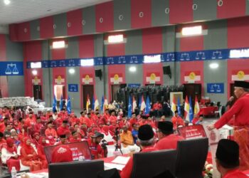 AHMAD Zahid Hamidi berucap merasmikan Mesyuarat Perwakilan UMNO Bahagian Bagan Datuk, Perak, semalam. - UTUSAN/AIN SAFRE BIDIN