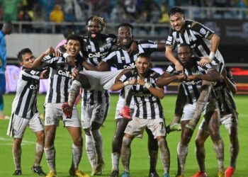 FAISAL Halim (kanan) meraikan jaringannya bersama rakan sepasukan ketika membantu Terengganu FC menumpaskan Sri Pahang untuk mara ke suku akhir Piala Malaysia di Stadium Sultan Mizan Zainal Abidin, Gong Badak malam ini. - UTUSAN/PUQTRA HAIRRY ROSLI