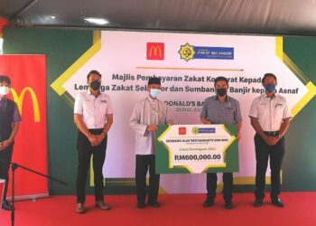 ANHAR Opir (tengah) menerima zakat bagi pihak LZS daripada Azhar sambil diperhatikan oleh Muhd.Fikri Naim Harun (empat dari kanan) dalam Majlis Penyerahan Sumbangan Zakat Perniagaan McDonald's Malaysia kepada LZS di McDonald’s cawangan Banting, di Kuala Langat, Selangor, hari ini . - FOTO/ABDUL RAZAK IDRIS