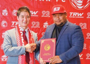 JURULATIH Kelantan FC, Choi Moon Sik (kiri) direhatkan ekoran prestasi 'teruk' pasukan dalam beberapa perlawanan di Liga Super.