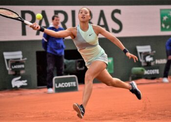 Zheng Qinwen menarik diri daripada menyertai Terbuka Australia.-AFP