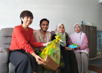 AZLAN Bahrum dan Norhaspida Yatim (dua dari kanan) ceria ketika menerima kunjungan AJK Kawat sempena Ziarah Kasih Ramadan di Pangsapuri Ladang Tok Pelam, Kuala Terengganu, hari ini.