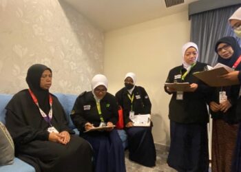 PETUGAS Unit Kesihatan Awam membuat pemeriksaan pada buku kesihatan jemaah ketika melakukan Ziarah Rahmah di Hotel Zwar Albait, Mekah, semalam.