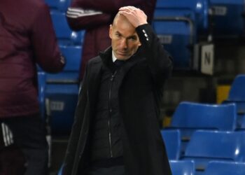 REAKSI Zinedine Zidane  ketika Real Madrid tewas kepada Chelsea dalam separuh akhir Liga Juara-Juara di Stamford Bridge, London hari ini. - AFP