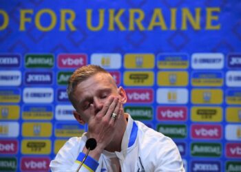 Zinchenko 
tidak mampu menahan sebak ketika bercakap mengenai perang di Ukraine dalam sidang akhbar menjelang playoff Piala Dunia menentang Scotland di Glasgow semalam. – AFP
