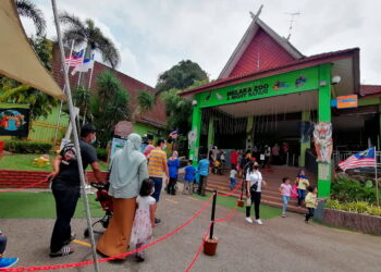 ZOO Melaka menjadi tumpuan pengunjung pada cuti umum sempena Hari Malaysia, semalam. – UTUSAN/ DIYANATUL ATIQAH ZAKARYA