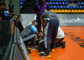 Muhammad Zulhusni Basri menerima rawatan selepas terjatuh ketika menentang Negeri Sembilan Antlers dalam saingan Liga Sepak Takraw di Stadium Titiwangsa, Kuala Lumpur kelmarin. – UTUSAN/SHIDDIEQIIN ZON